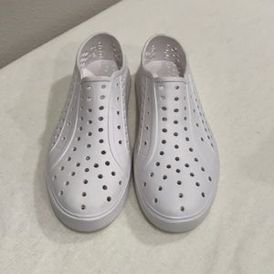 Hole shoes Women’s